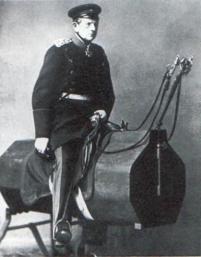 General von Moltke, auf einem gesattelten Holzbock sitzend